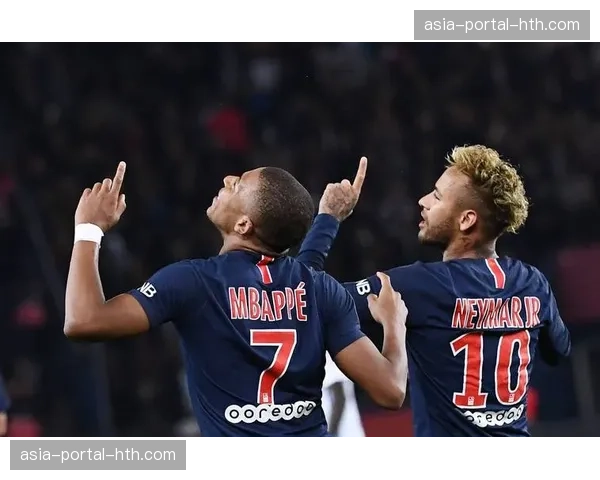 特写：洛里昂门将姆沃戈扑出关键点球后怒吼庆祝