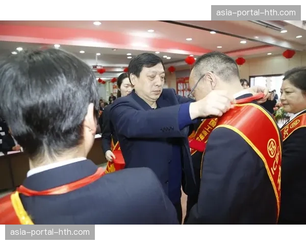 现场：摩纳哥球迷在路易二世球场展示巨型Tifo，致敬即将离队的球队功勋