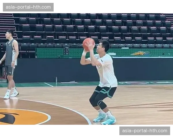 郭艾伦训练中完成高强度对抗，辽篮教练组对其状态表示乐观