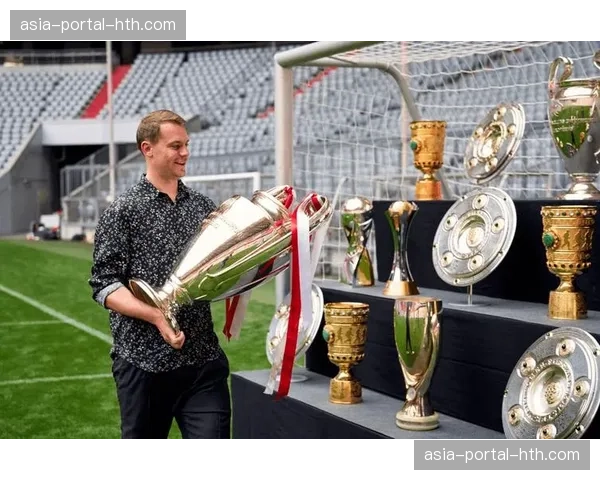 特写：诺伊尔完成德甲第500次出场，赛前获颁纪念奖盘